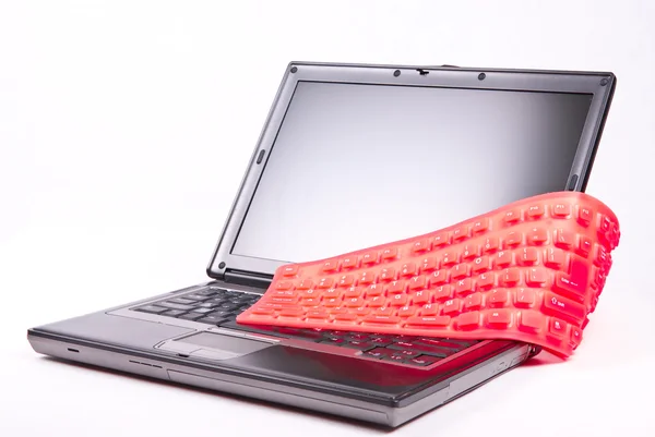 Laptop i elastyczna klawiatura magenta — Zdjęcie stockowe