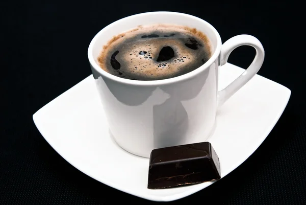 Šálek kávy a čokoládové bonbóny — Stock fotografie