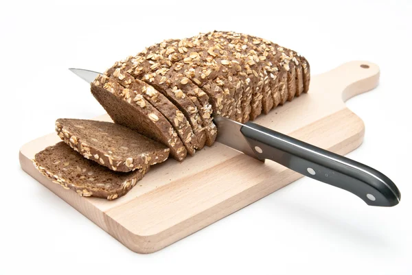 Нарізаний хліб на кухонній дошці — стокове фото