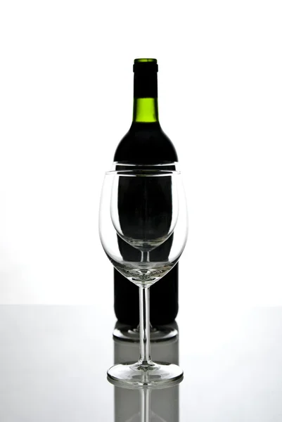 Flaska vin och vinglas — Stockfoto