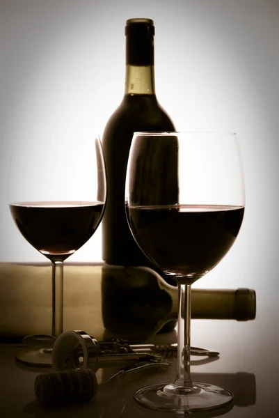 Botella de vino y gafas de vino —  Fotos de Stock