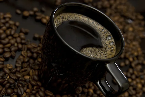 Горщик кави і розсіяних бобів — стокове фото