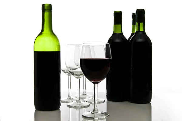 Butelki czerwonego wina i kieliszki — Zdjęcie stockowe