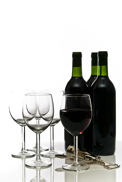 Butelki czerwonego wina i kieliszki — Zdjęcie stockowe