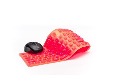 esnek klavye kırmızı ve beyaz zemin üzerine siyah mouse