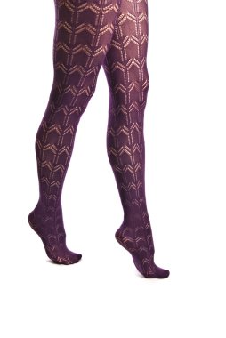 Külotlu çorap giymiş kadın bacakları.