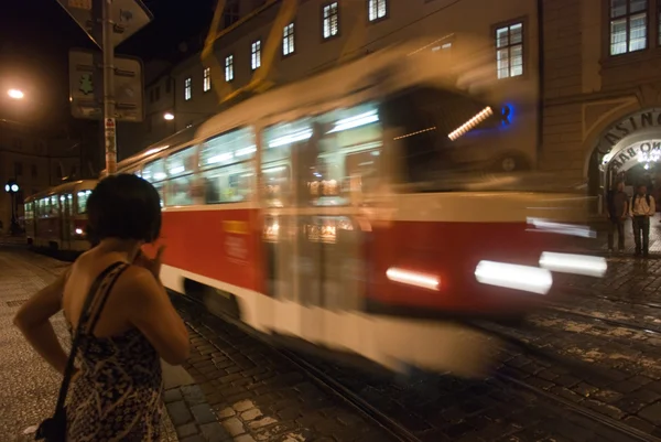Tram dans la nuit dans la ville — Photo