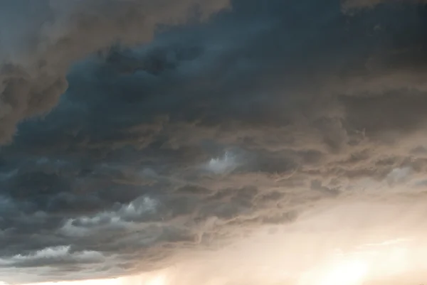 Nubes peligrosas después de la tormenta — Foto de Stock
