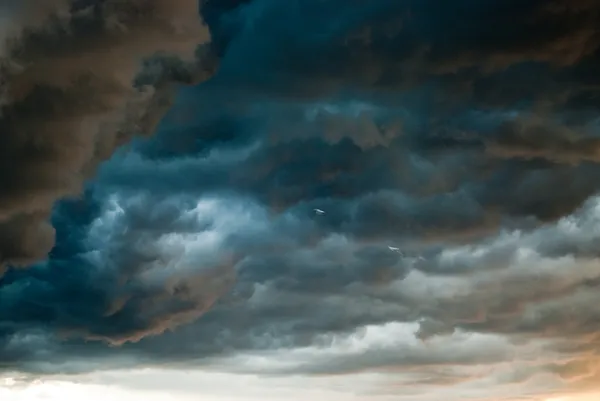 Dangerous clouds after the storm — Stock Photo, Image