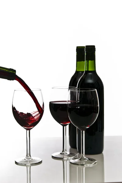 瓶红酒和个酒杯 — 图库照片