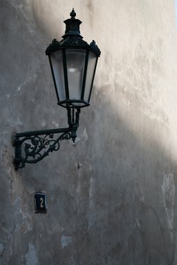 Duvardaki eski lamba