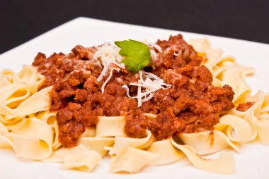 Spagetti bolognese peynirli