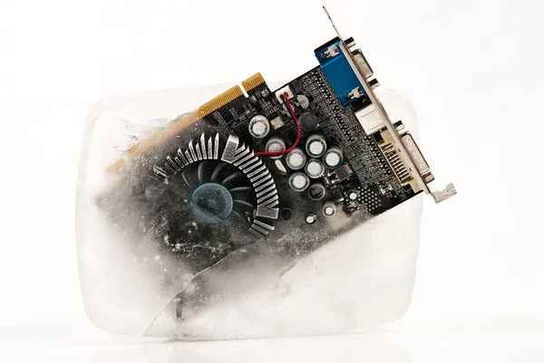 Parte de computador congelada em cubo de gelo — Fotografia de Stock