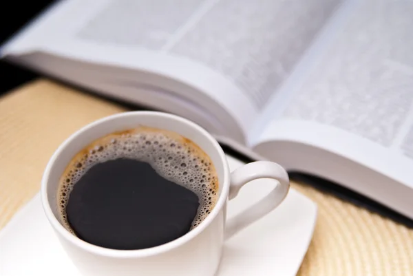 喝杯咖啡和已打开的书 — 图库照片