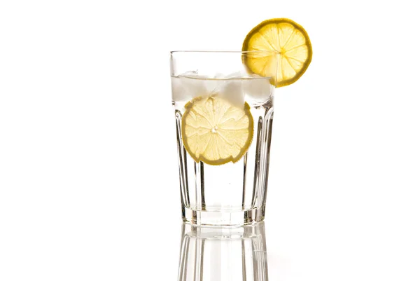 Copo de água com limão e gelo — Fotografia de Stock