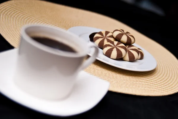 Šálek kávy a zásobníku souborů cookie — Stock fotografie