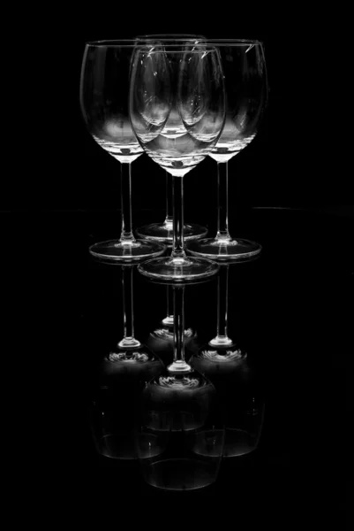 Άδειο wineglasses σε μαύρο φόντο — Φωτογραφία Αρχείου
