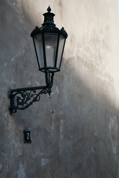 Duvardaki eski lamba — Stok fotoğraf