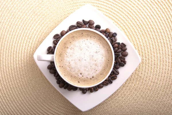 Tasse Cappuccino-Kaffee und Bohnen — Stockfoto