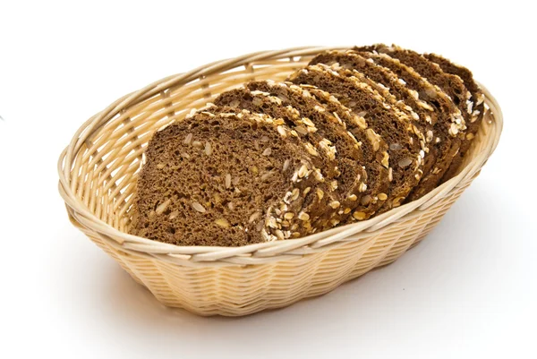 Teljes kiőrlésű kenyér, fonott kosár — Stock Fotó