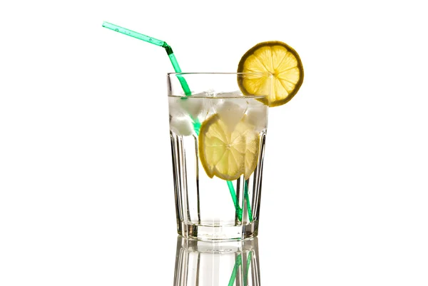 Szklanka wody z cytryną i lodem — Zdjęcie stockowe