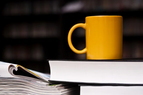 大杯咖啡在堆栈上的书 — 图库照片