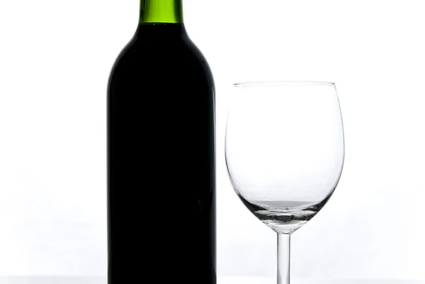 와인과 와인 글라스의 병 — 스톡 사진