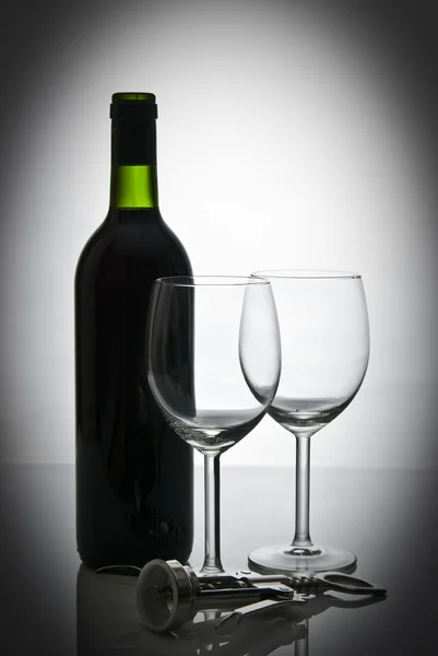 Butelka wina i kieliszki — Zdjęcie stockowe
