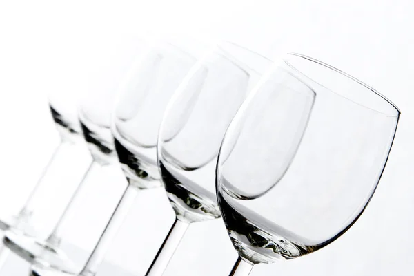 Prázdné pohárky na bílém pozadí — Stock fotografie