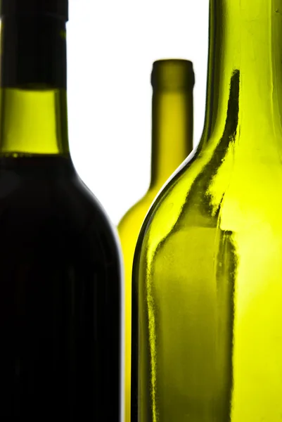 Garrafas de vinho no fundo branco — Fotografia de Stock
