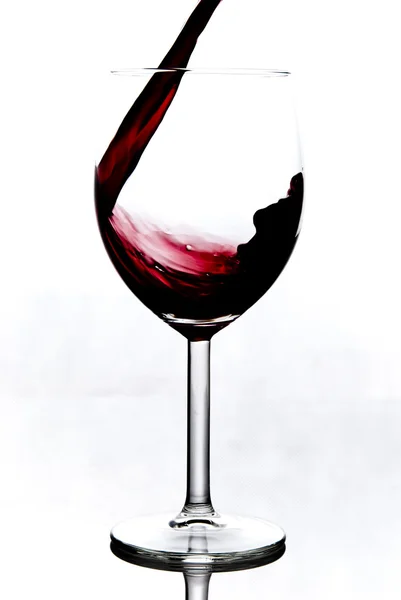 Vinho isolado sobre fundo branco — Fotografia de Stock