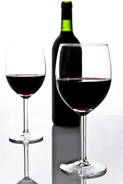 Bouteille de vin et verres à vin — Photo