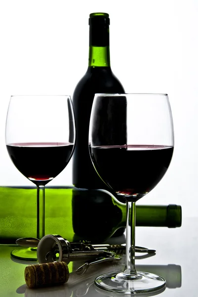 Butelka wina i kieliszki — Zdjęcie stockowe