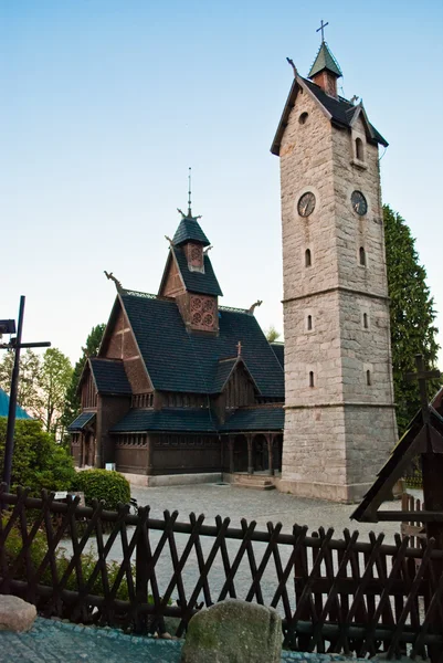 Kościół i kamienna dzwonnica — Zdjęcie stockowe