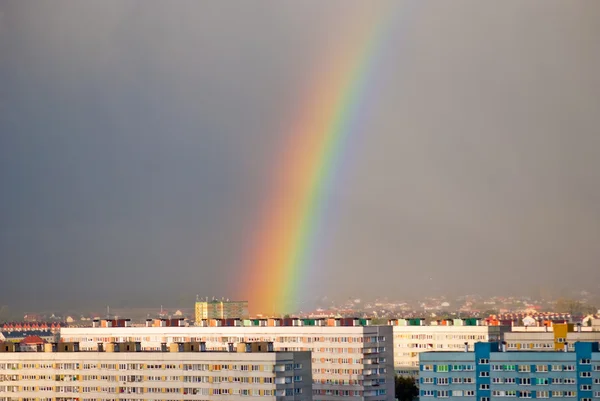 Arco iris sobre urbanización residencial — Foto de Stock