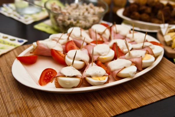 Eier mit Mayonnaise-Schinken und Tomaten — Stockfoto