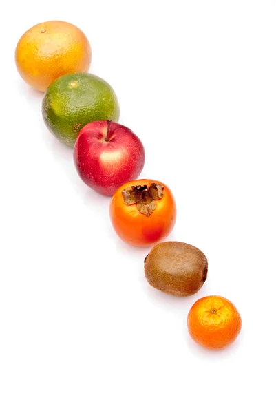 Meyve Portakal elma kivi Kaki satır — Stok fotoğraf