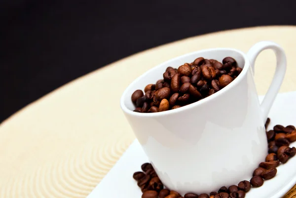 Κύπελλο και καφέ κόκκους καφέ — Φωτογραφία Αρχείου
