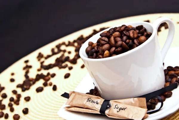 Šálek kávy a fazole s hnědého cukru — Stock fotografie