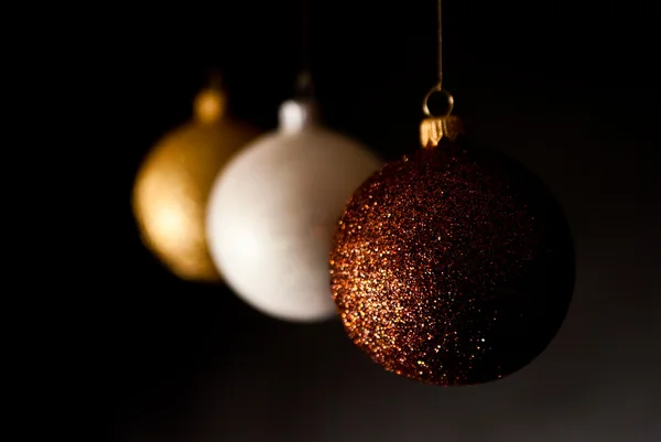 黒を背景にしたクリスマスボール — ストック写真