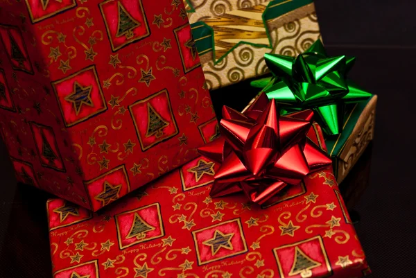 Weihnachtsgeschenke mit Schleifen — Stockfoto