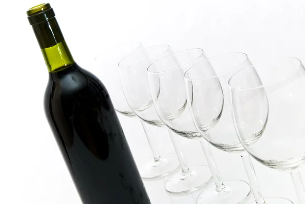 Bir şişe şarap ve kadehlerin — Stok fotoğraf