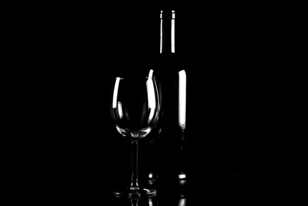 와인과 와인잔의 병 — 스톡 사진