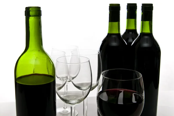 Üveg vörös bort és wineglasses — Stock Fotó