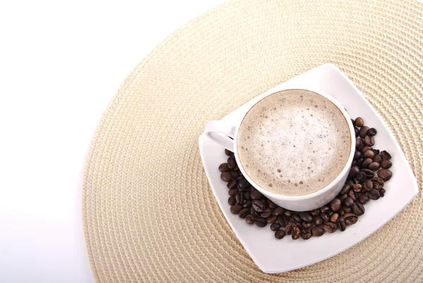 Kopje koffie cappuccino en bonen — Stockfoto