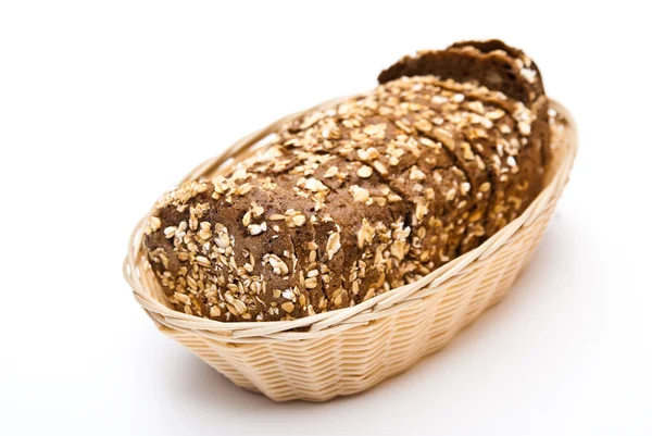 Hasır sepet içinde kepekli ekmek — Stok fotoğraf