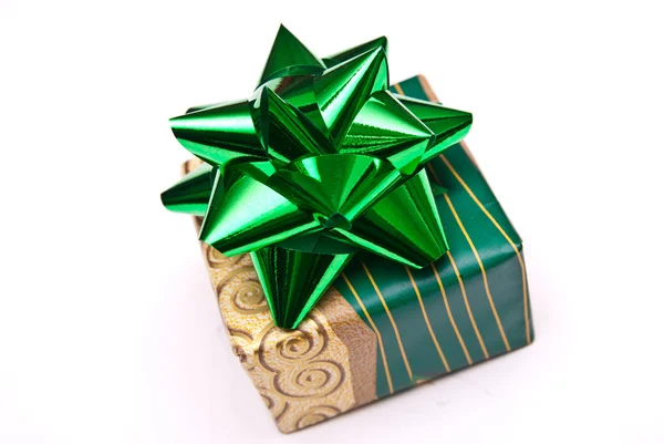 Kerstcadeau met groene strik — Stockfoto
