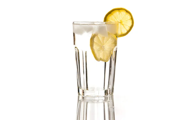 Стакан воды с лимоном и льдом — стоковое фото