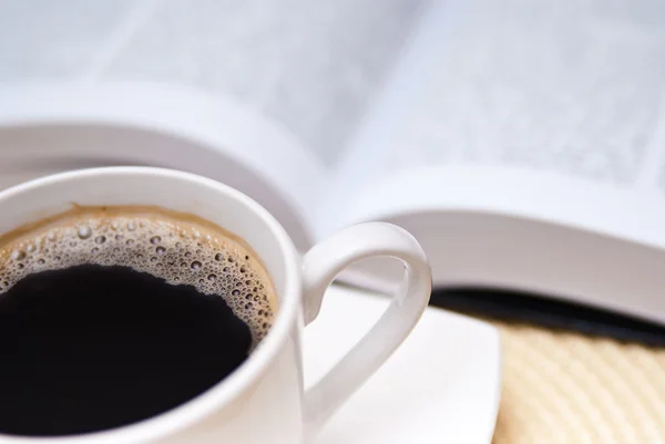 Taza de café y libro abierto — Foto de Stock