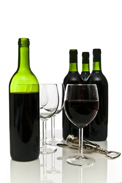 Пляшки червоного вина та келихів — стокове фото
